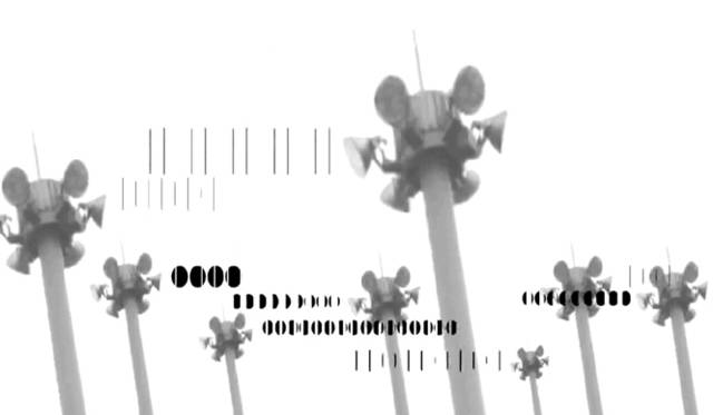 <strong>PRADA｜プラダ</strong>　『unknown』　保坂安美 作｜武蔵野美術大学造形学部空間演出デザイン学科</br>プラダのヨーヨー バッグが宇宙から送られてきた謎の物体として描かれた、白黒のアニメーション作品。シルエットに焦点を当てている。