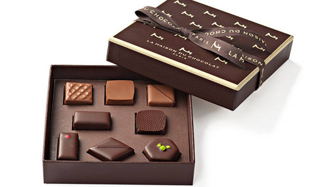 <strong>LA MAISON DU CHOCOLAT｜ラ・メゾン・デュ・ショコラ</strong>　合計8種類のボンボン・ドゥ・ショコラをジル・マルシャルのお薦め順で食べられるテイスティングボックス。オープン記念限定商品「アソルティモン・メゾン for Matsuya」（8粒入り 3601円）