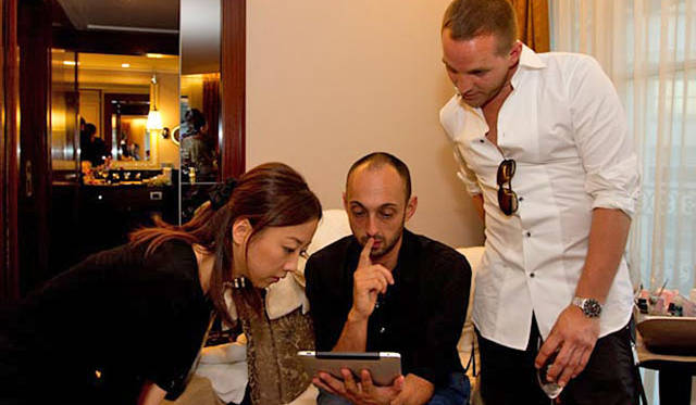 <strong>渡邉季穂｜uka</strong>　iPadでコミュニケーション中の佐藤