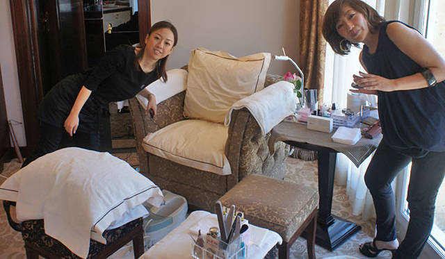 <strong>渡邉季穂｜uka</strong>　窓際に椅子を移動させてつくった、ネイルスペース