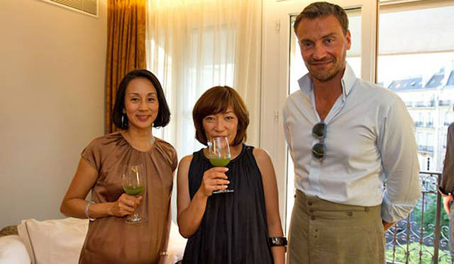 <strong>渡邉季穂｜uka</strong>　相変わらず美しい中村江里子さん（左） と、ご主人のシャルル・エドゥアール・バルトさん（右） 