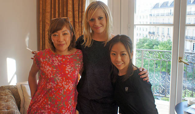 <strong>渡邉季穂｜uka</strong>　シンガーのFrederika Stahlさん（中） 