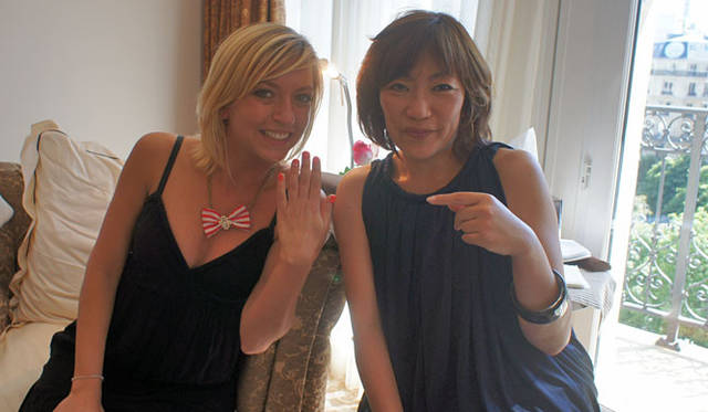 <strong>渡邉季穂｜uka</strong>　ホテルパティキュリエのオーナー バネッサさん（左）