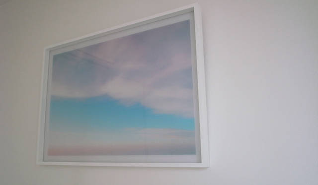 連載・生方ななえ｜TWO LIVES　ギャラリーで出会った空の写真。