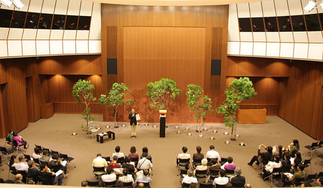 <strong>Aria エムズシステム 波動スピーカー</strong>　「演奏家のいない演奏会 in かがわ国際会議場」<br>天井のコンバスローズが美しい400平米、高さ8.5mの広大な空間に、「たった一個の小さなスピーカー」から発せられる音楽が響きわたります。　http://www.aria-music.jp/diary/