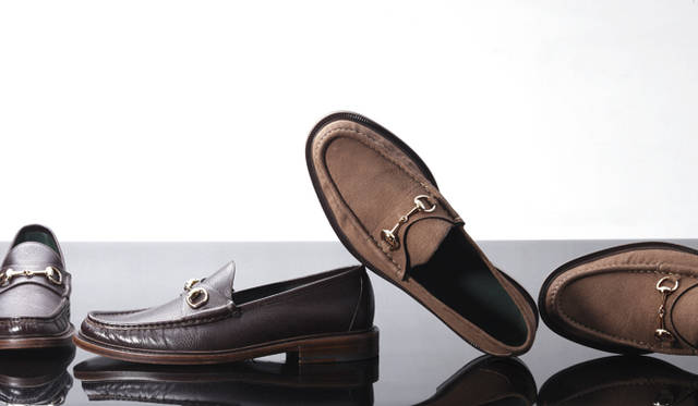 <strong>GUCCI｜グッチ</strong>　左／カーフレザーを型押しすることによってピッグスキンふうに仕上げた一足。ホースビットローファー[カーフレザー] 7万4550円、右／今季のトレンドであるキャメルの洋服にもよく似合うベージュカラー。ホースビットローファー[ピッグスキン、スエード] 8万2950円（グッチ／グッチ ジャパン）