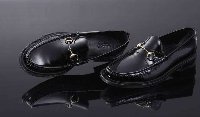 <strong>GUCCI｜グッチ</strong>　つややかに光る黒のパテントレザーと、ゴールドのホースビットは好相性。ホースビットローファー[ブラックパテント] 7万9800円（グッチ／グッチ ジャパン）