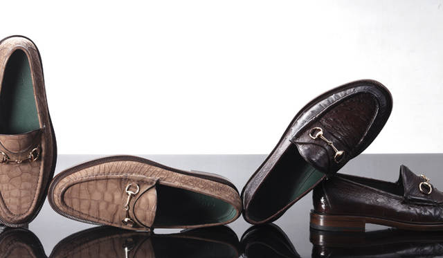 <strong>GUCCI｜グッチ</strong>　左／アメリカ製のアリゲーターを、わざと粉をふいたようにマットにして。ホースビットローファー[クロコダイル] 57万7500円、右／上質なオストリッチレザーに艶を出し、よりラグジュアリーな表情に仕上げた一足。ホースビットローファー[オストリッチ] 19万9500円（ともにグッチ／グッチ ジャパン）