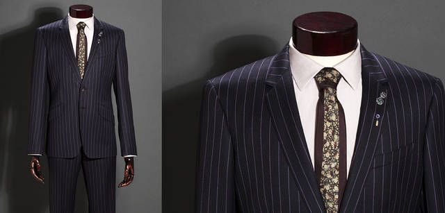 <strong>Paul Smith｜ポール・スミス コレクション</strong>　スーツ19万4250円（individual order / ポール・スミス コレクション）シャツ2万5200円、ネクタイ9975円（すべてポール・スミス コレクション）、ラペルピン1万500円（ポール・スミス）