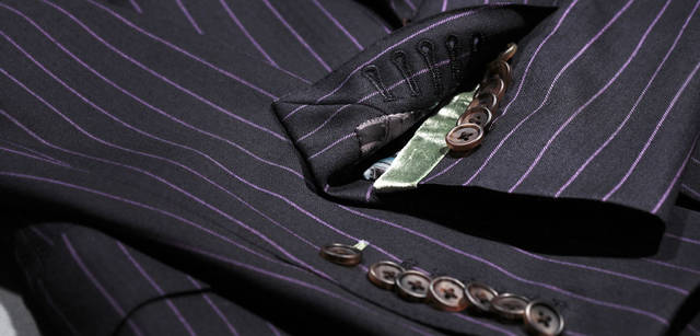 <strong>Paul Smith｜ポール・スミス コレクション</strong>　袖口は、最高レベルの仕事の証明である本切羽仕様が標準。本切羽に隠されたグログランテープや、ボタンホールのステッチ、ボタン留めのカラーセレクトも楽しめる。スーツ19万4250円（individual order / ポール・スミス コレクション）