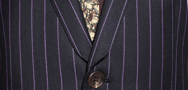 <strong>Paul Smith｜ポール・スミス コレクション</strong>　ポール・スミスがデザインした“最高のスーツ”を着る楽しみ。細部に見られるデザインが、シャープな印象をつくっていく。スーツ19万4250円（individual order / ポール・スミス コレクション）