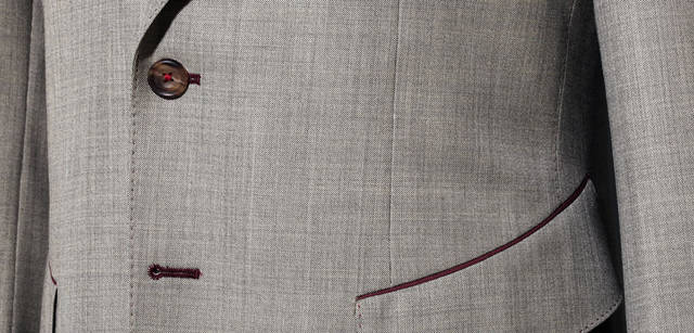 <strong>Paul Smith｜ポール・スミス コレクション</strong>　スーツの生地を選び、ステッチカラーとの相性を考えながら、できあがりを想像する至福の時間。色で“インディビジュアリティ＝個性”を表現するポール・スミスならではのオーダーを楽しみたい。スーツ21万円（individual order / ポール・スミス コレクション）