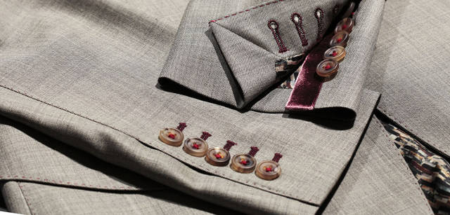 <strong>Paul Smith｜ポール・スミス コレクション</strong>　ステッチカラー、ボタン留め、グログランテープのセレクトなど、“美は袖口に宿る”。スーツ21万円（individual order / ポール・スミス コレクション）