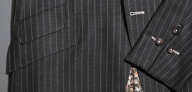 <strong>Paul Smith｜ポール・スミス コレクション</strong>　ポール・スミス丸の内店と青山店限定モデルは、袖口の“タブ仕様”が大きな特徴。ステッチカラーも選択できる。スーツ15万円7500円（individual order / ポール・スミス コレクション）