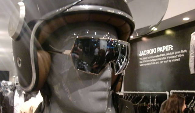 <strong>マシュー・ワォルドマン｜ニューヨーク ファッションウィーク</strong>　ミートパッキングのショップ『DDC LAB』でのNOOKAの新作サングラス「VENUS」の展示