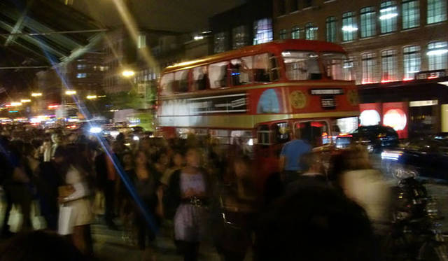 <strong>マシュー・ワォルドマン｜ニューヨーク ファッションウィーク</strong>　ミートパッキング出現した2階建てバスの“ディスコ” 