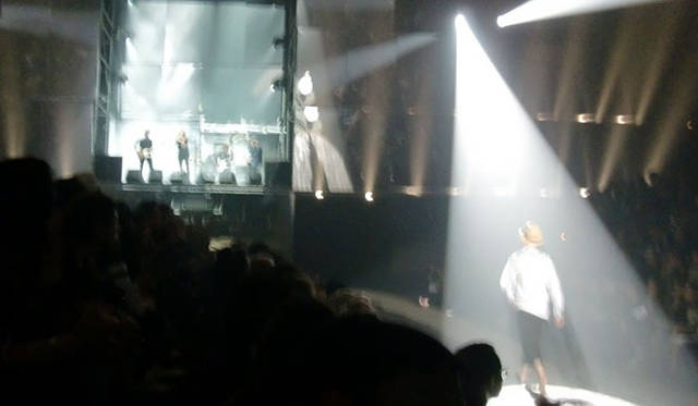 <strong>マシュー・ワォルドマン｜ニューヨーク ファッションウィーク</strong>　「Y-3」のショーでの「The Duke Spirit」のパフォーマンス