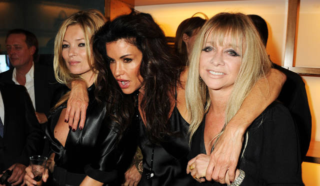 <strong>Kate Moss for LONGCHAMP</strong>　左から、ケイト・モス、元モデルであり現在はモデル事務所マネージメントもするジャニス・ディキンソン、ロン・ウッドの妻であるジョー・ウッド。