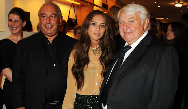 <strong>Kate Moss for LONGCHAMP</strong>　左から、ケイト・モスの親友であるクロエ・グリーンと、その父サー・フィリップ。ロンシャン社長のフィリップ・キャスグラン。