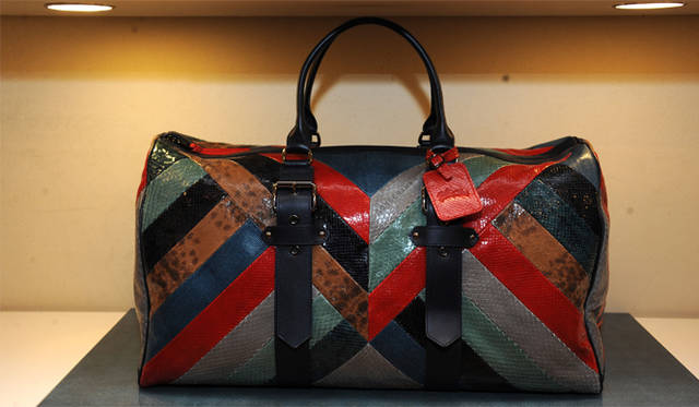 <strong>Kate Moss for LONGCHAMP</strong>　「ケイト・モス・フォー・ロンシャン」。70年代ふうにカラーレザーがパッチワークされたデザイン。