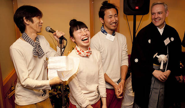 <b>きき酒師チズコ｜日本酒ソムリエ</b>　金沢大地のカワイイ（？）ファーマー3人組が自己紹介。それぞれニューヨークを意識して 左からヘンリー、シンディー、トム というアメリカンネームをつけて参上。右側は酒サムライのティモシー・サリバン氏。