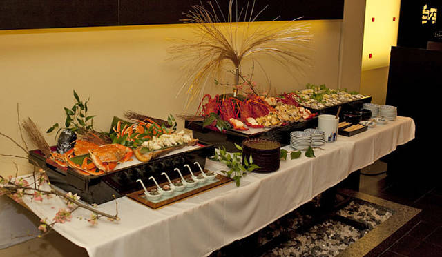 <b>きき酒師チズコ｜日本酒ソムリエ</b>　伊勢エビ、牡蠣、蟹、いきなりゴージャスなアペタイザーでウェルカム。