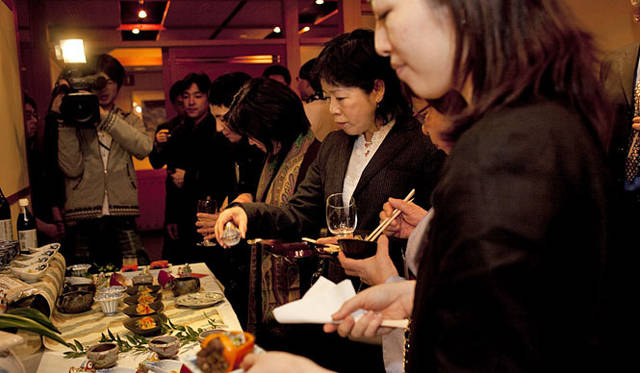 <b>きき酒師チズコ｜日本酒ソムリエ</b>　金沢大地の有機大豆で仕込んだお醤油でいただく握りたてのお寿司にお客さまが大行列です。