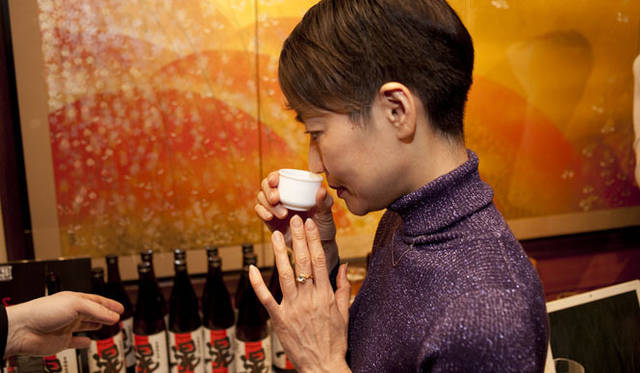 <b>きき酒師チズコ｜日本酒ソムリエ</b>　US版『料理の鉄人』、「IRON CHEF AMERICA」の審査員で、ニューヨークではフーディーズにも有名人のフードジャーナリスト片山晶子さん。しっかり「滉」の燗を味わっています。大変おいしいと言っていただきました！