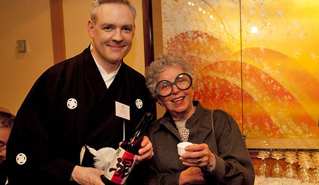 <b>きき酒師チズコ｜日本酒ソムリエ</b>　日本食はもちろん、白梅レストランの大ファンでもあるセレブなCake Divaといえばこのひと、シルビア・ワインストックさん。「滉」を大変お気に召したごようすでノリノリです。