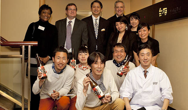 <b>きき酒師チズコ｜日本酒ソムリエ</b>　最後にこのプロジェクトにかかわったみんなで記念撮影！　キタノホテルの人気「福」支配人小島さん（一番後ろ右から2人目）率いるチーム THE KITANO、前列右は「白梅」自慢の佐藤料理長、本当にお疲れさまでした！