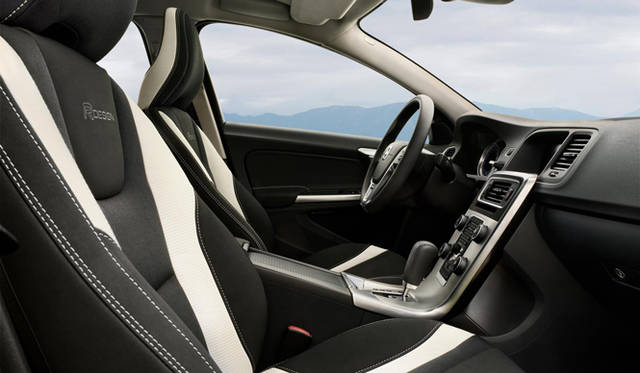 <strong>VOLVO｜ボルボ</strong> R Design