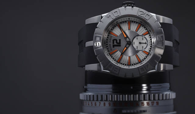 <strong>ROGER DUBUIS｜ロジェ・デュブイ</strong> イージーダイバー 自動巻き、SSケース×ラバーストラップ、300ｍ防水、132万3000円、世界限定888本