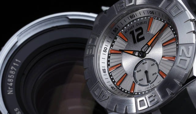 <strong>ROGER DUBUIS｜ロジェ・デュブイ</strong> イージーダイバー 自動巻き、SSケース×ラバーストラップ、300ｍ防水、132万3000円、世界限定888本