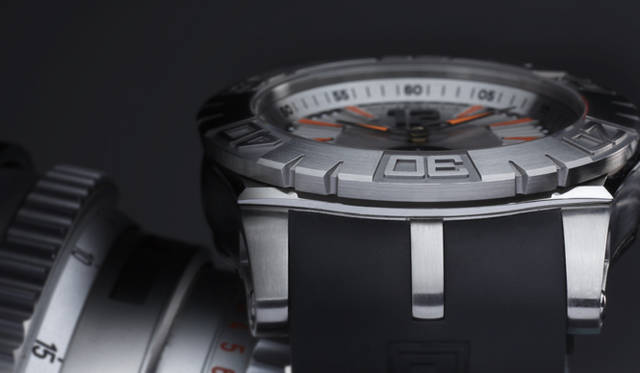 <strong>ROGER DUBUIS｜ロジェ・デュブイ</strong> イージーダイバー 自動巻き、SSケース×ラバーストラップ、300ｍ防水、132万3000円、世界限定888本