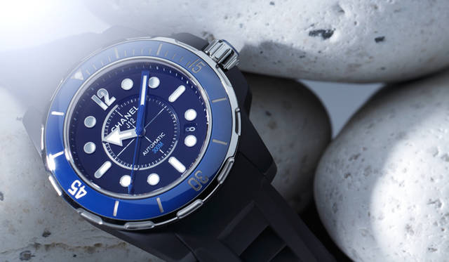 <strong>CHANEL｜シャネル</strong> J12 マリン 自動巻き、ブラックのハイテクセラミック×SS製ケース＆ラバーブレスレット、300m防水、49万9800円