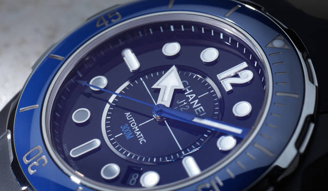 <strong>CHANEL｜シャネル</strong> J12 マリン 自動巻き、ブラックのハイテクセラミック×SS製ケース＆ラバーブレスレット、300m防水、49万9800円