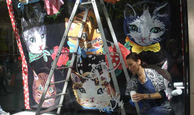 もくもくと描いています。手を振っても気づいてもらえず。