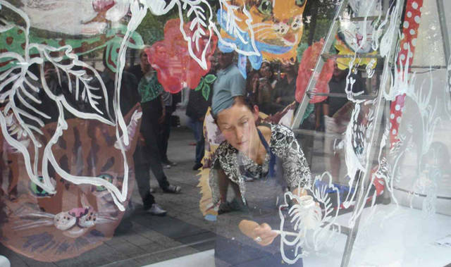 ナタリーが現れると歓声が！　どこへ行っても人気者です。