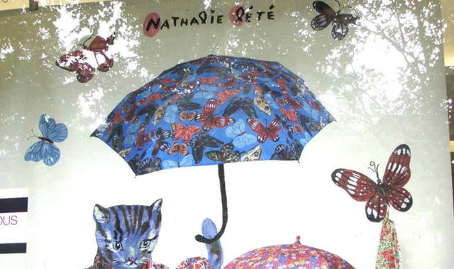 並びのショーウィンドウには特大ポスターが。