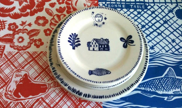 大きなお皿は2枚。フレンチトーストを食べるときは決まってこのお皿たち。小さいお皿は5枚で家族全員分あります。