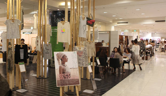 <b>more trees</b>  チャリティ写真展、「TOUCH WOOD展」開催　4階Ｔシャツコラボチャリティー