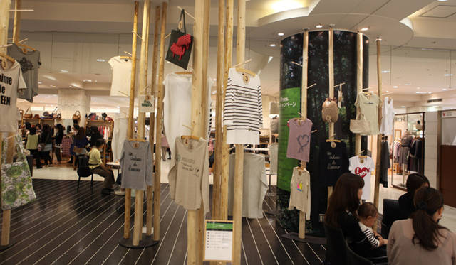 <b>more trees</b>  チャリティ写真展、「TOUCH WOOD展」開催　4階Ｔシャツコラボチャリティー