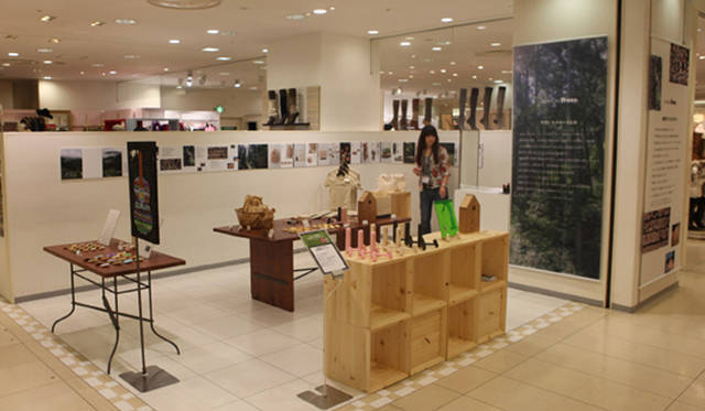 <b>more trees</b>  チャリティ写真展、「TOUCH WOOD展」開催　4階more treesオリジナルプロダクトの販売スペース