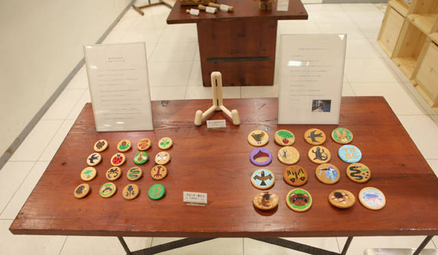 <b>more trees</b>  チャリティ写真展、「TOUCH WOOD展」開催　遠山 敦さんの手書きのブローチ