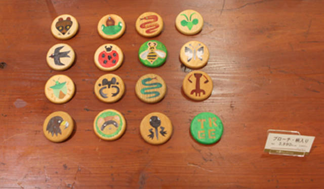 <b>more trees</b>  チャリティ写真展、「TOUCH WOOD展」開催　遠山 敦さんの手書きのブローチ