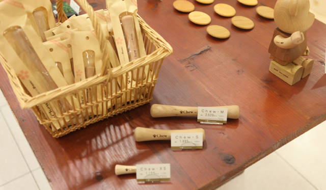 <b>more trees</b>  チャリティ写真展、「TOUCH WOOD展」開催　chew for more trees