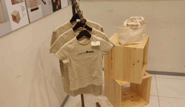 <b>more trees</b>  チャリティ写真展、「TOUCH WOOD展」開催　more treesＴシャツ
