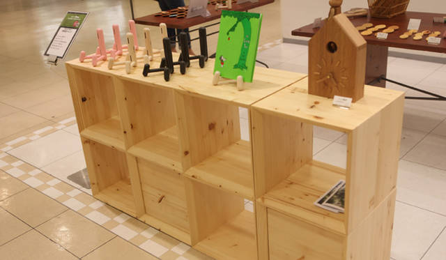 <b>more trees</b>  チャリティ写真展、「TOUCH WOOD展」開催　深沢直人氏デザインの鳩時計など