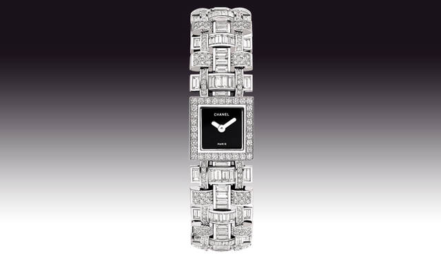 </br>ツイードはマドモアゼル シャネルが特別に愛した素材であり、マドモアゼルは誰よりも先にこれを女性のワードローブに導入したことで知られている。クチュールの世界に属しているツイードではあるが、今回の新作 ハイ ジュエリー コレクションにおいては、ホワイトゴールドとダイヤモンドで織られた特別なツイードがウォッチを飾る。ウォッチ[WG×ダイヤモンド]　1995万円 [参考価格] （シャネル）