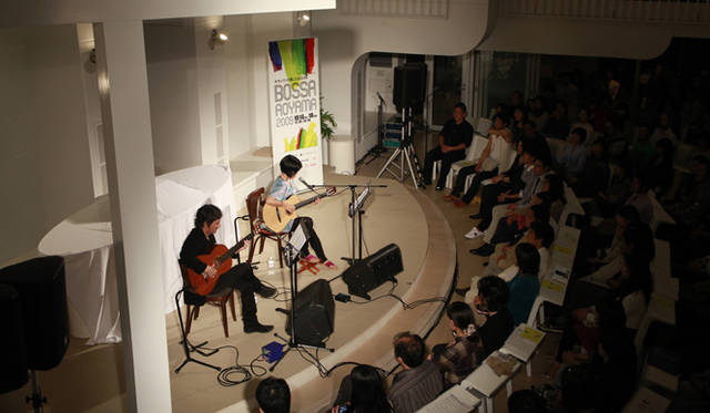 <strong>BOSSA AOYAMAMA 2010</strong>　BOSSA AOYAMAMA 2009　教会内でのライブ